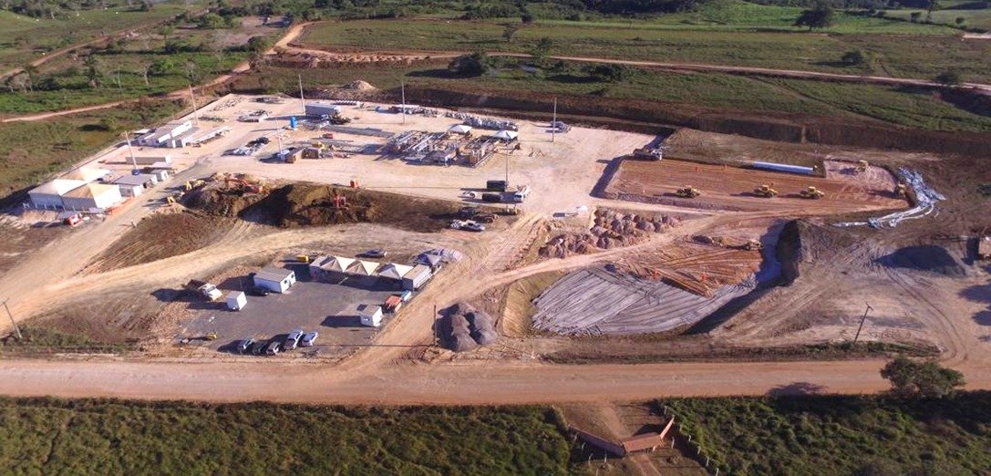 Escavadeira em obra de terraplenagem realizada pela TSS Serviços em Catu, Bahia