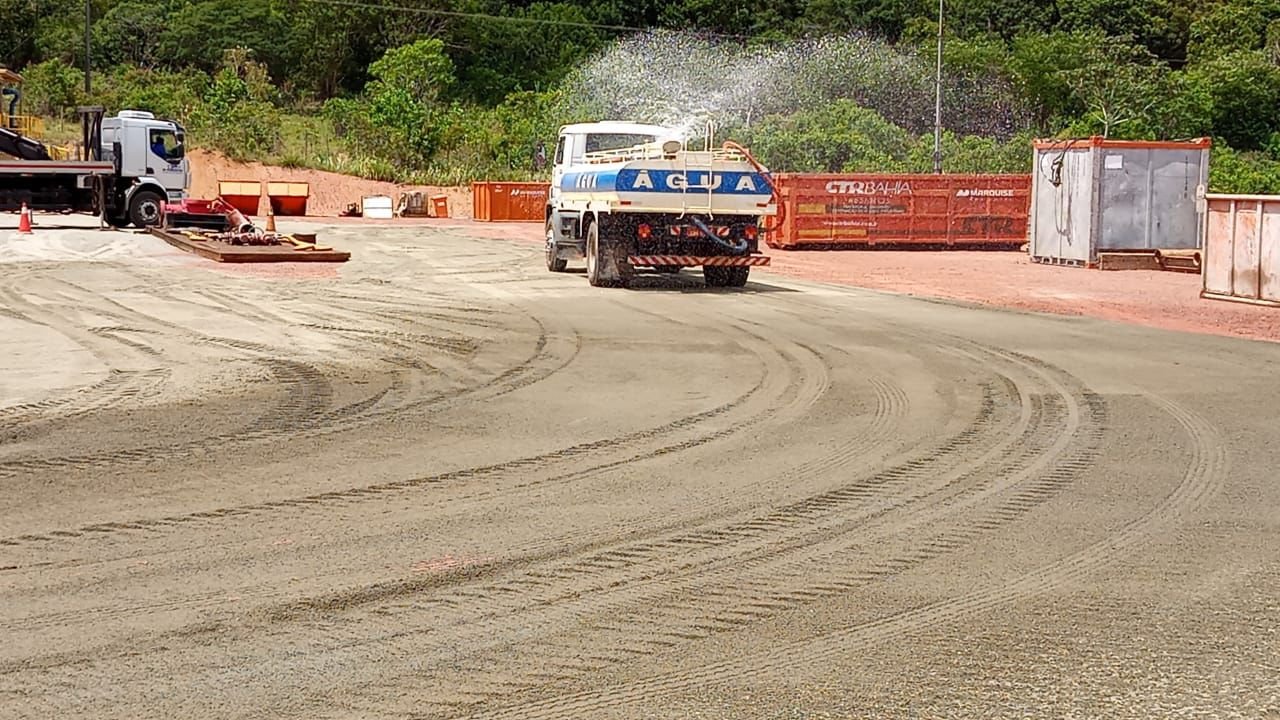 Caminhão pipa em obra de terraplenagem e condicionamento de área
