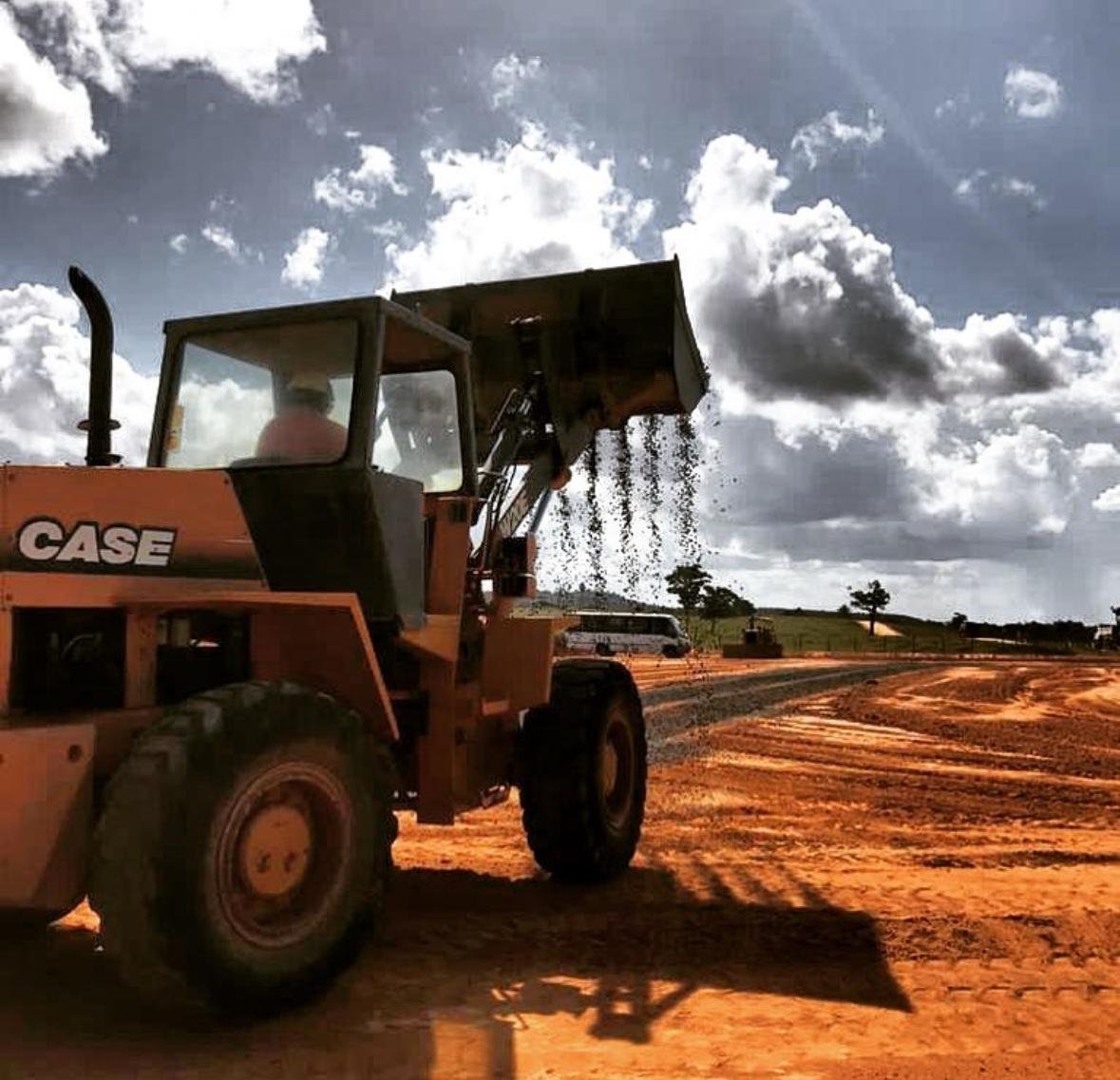 Trator e escavadeira em obra de terraplenagem na Bahia