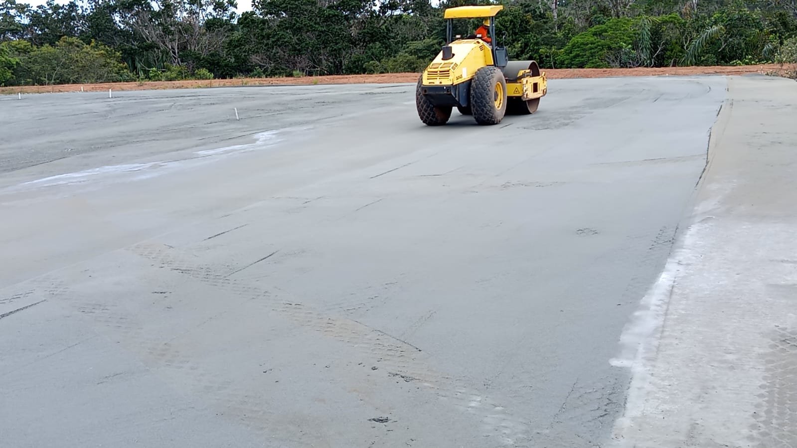 Vista de obra de terraplenagem com equipamentos em operação
