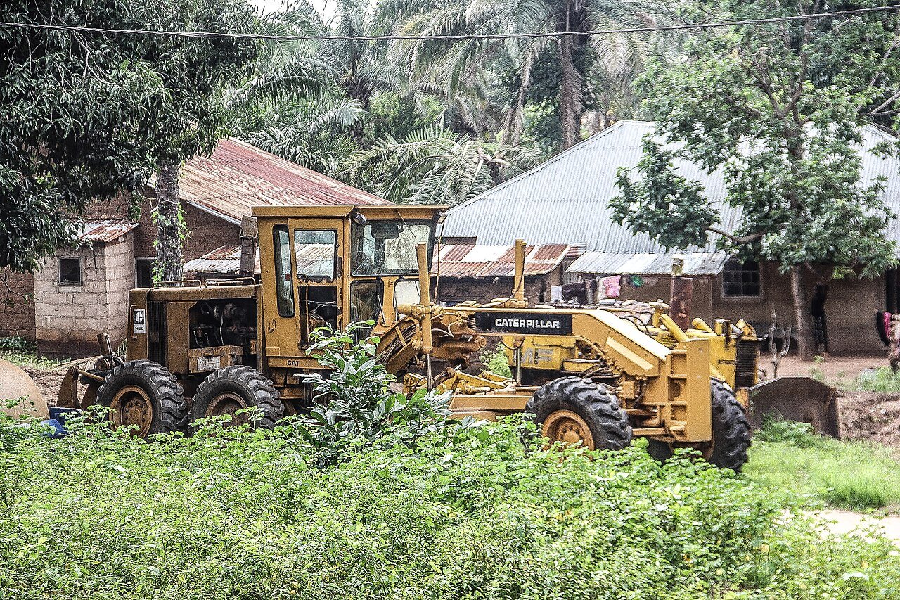 Motoniveladora em via com obras; foto ilustrativa